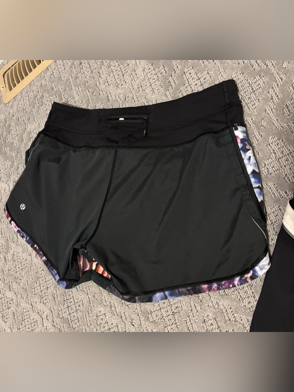 Lululemon - Picture 3 of 8